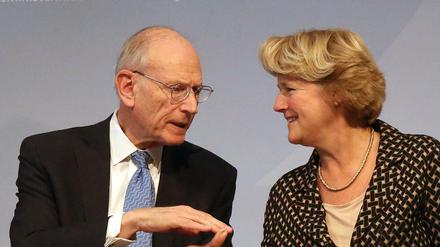 Stuart Eizenstat, Sonderberater des US-Außenministeriums, und Kulturstaatsministerin Monika Grütters auf der Berliner Konferenz.
