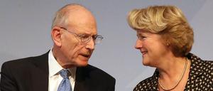 Stuart Eizenstat, Sonderberater des US-Außenministeriums, und Kulturstaatsministerin Monika Grütters auf der Berliner Konferenz.