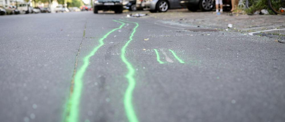 Nachgezeichnete Schleifspuren: Das Fluchtauto der Diebe erfasste Johanna Hahn in der Kantstraße. 