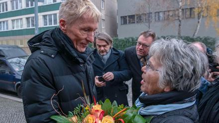 Hubertus Knabe, Vorstand und Direktor der Gedenkstätte Hohenschönhausen, kommt zur Gedenkstätte und will dort seine Arbeit aufnehmen.