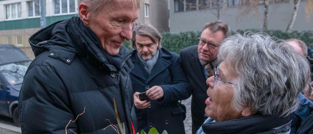 Hubertus Knabe, Vorstand und Direktor der Gedenkstätte Hohenschönhausen, kommt zur Gedenkstätte und will dort seine Arbeit aufnehmen.