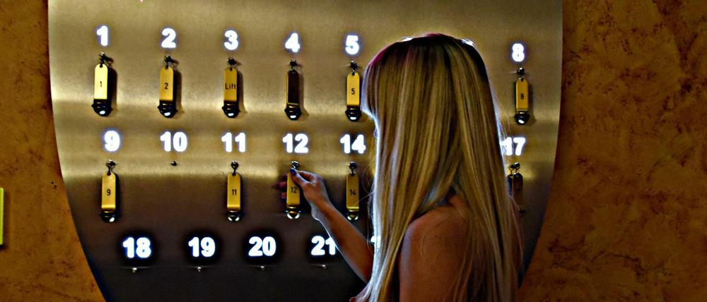 Am Schlüsselbrett sehen die Prostituierten, welches Zimmer gerade frei ist.
