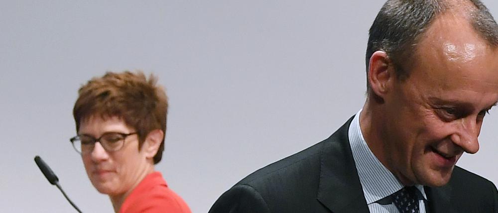 Konkurrenten um den CDU-Parteivorsitz. Annegret Kramp-Karrenbauer und Friedrich Merz am Donnerstagabend in Halle.