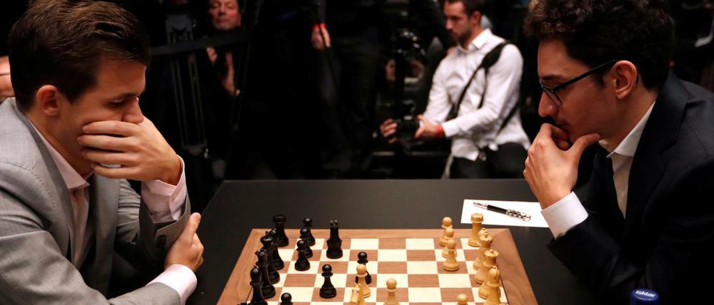 Carlsen (links) gegen Caruana (rechts): Die Weltmeisterschaft wird an diesem Mittwoch durch Schnell- und Blitzschachpartien entschieden.