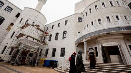Musliminnen vor der neuen Mevlana-Moschee in Berlin-Kreuzberg