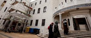 Musliminnen vor der neuen Mevlana-Moschee in Berlin-Kreuzberg