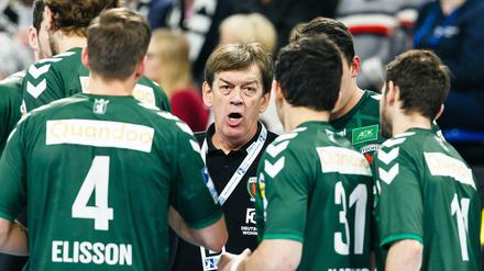 Mittelpunkt des Geschehens. Nach dem Sieg im EHF-Cup gab es von den Füchse-Spielern viel Lob für Trainer Velimir Petkovic. 