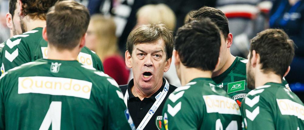 Mittelpunkt des Geschehens. Nach dem Sieg im EHF-Cup gab es von den Füchse-Spielern viel Lob für Trainer Velimir Petkovic. 