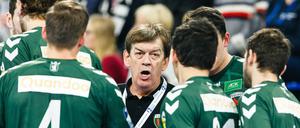 Mittelpunkt des Geschehens. Nach dem Sieg im EHF-Cup gab es von den Füchse-Spielern viel Lob für Trainer Velimir Petkovic. 