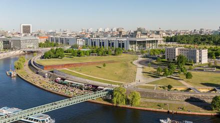 Vorn die Spree, rechts die Schweizer Botschaft - davor die Straße, die abgerissen wird. Der Verkehr nutzt künftig die Brücke ganz links. Das Foto entstand im Sommer 2018. 
