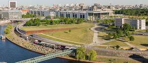 Vorn die Spree, rechts die Schweizer Botschaft - davor die Straße, die abgerissen wird. Der Verkehr nutzt künftig die Brücke ganz links. Das Foto entstand im Sommer 2018. 