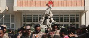 Pakistanische Truppen und Personen sind vor dem Eingang chinesischen Konsulats in der südpakistanischen Hafenstadt.