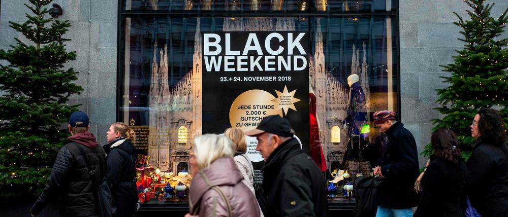 Das KaDeWe lockt gleich mit einem Black Weekend.
