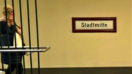 Im U-Bahnhof Stadtmitte testet die BVG ein neues Leitsystem. Die Ausgänge bekommen Buchstaben.