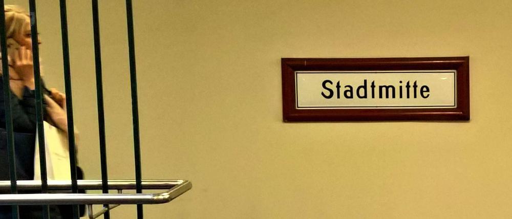 Im U-Bahnhof Stadtmitte testet die BVG ein neues Leitsystem. Die Ausgänge bekommen Buchstaben.