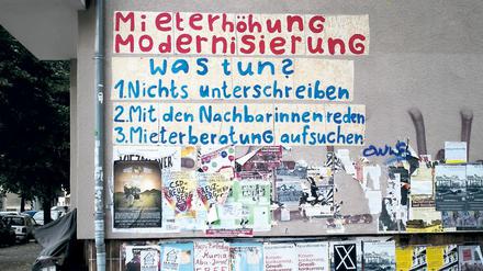 Ratgeber gegen Verdrängung an einer Hauswand im Neuköllner Schillerkiez.