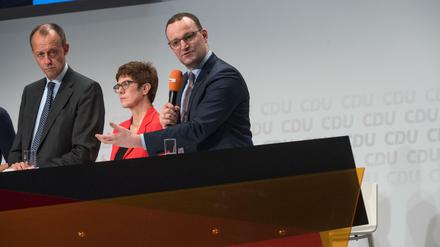 Friedrich Merz (l.), ehemaliger Fraktionsvorsitzender der CDU/CSU, Annegret Kramp-Karrenbauer, CDU-Generalsekretärin, und Jens Spahn, Bundesgesundheitsminister. Foto: Hendrik Schmidt/dpa