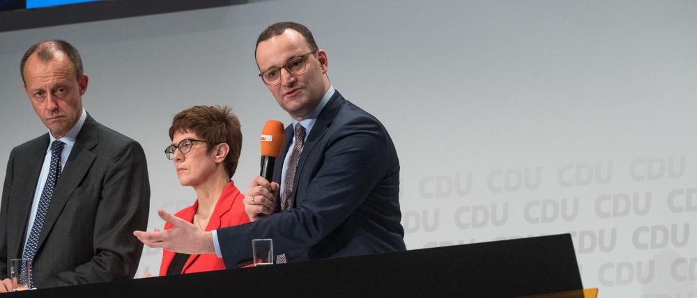 Friedrich Merz (l.), ehemaliger Fraktionsvorsitzender der CDU/CSU, Annegret Kramp-Karrenbauer, CDU-Generalsekretärin, und Jens Spahn, Bundesgesundheitsminister. Foto: Hendrik Schmidt/dpa