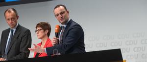 Friedrich Merz (l.), ehemaliger Fraktionsvorsitzender der CDU/CSU, Annegret Kramp-Karrenbauer, CDU-Generalsekretärin, und Jens Spahn, Bundesgesundheitsminister. Foto: Hendrik Schmidt/dpa