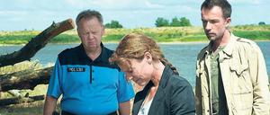Im Grenzbereich. Kommissarin Olga Lenski (Maria Simon) und Kollege Adam Raczek (Lukas Gregorowicz, rechts) untersuchen die gefundenen Sachen von Paula. 