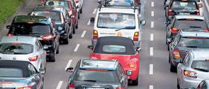Autos stehen im Stau.