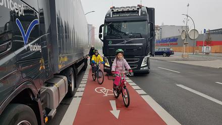 Gefährlicher Fahrradweg an der Holzmarkstraße in Mitte, Kinder zwischen Lkw.