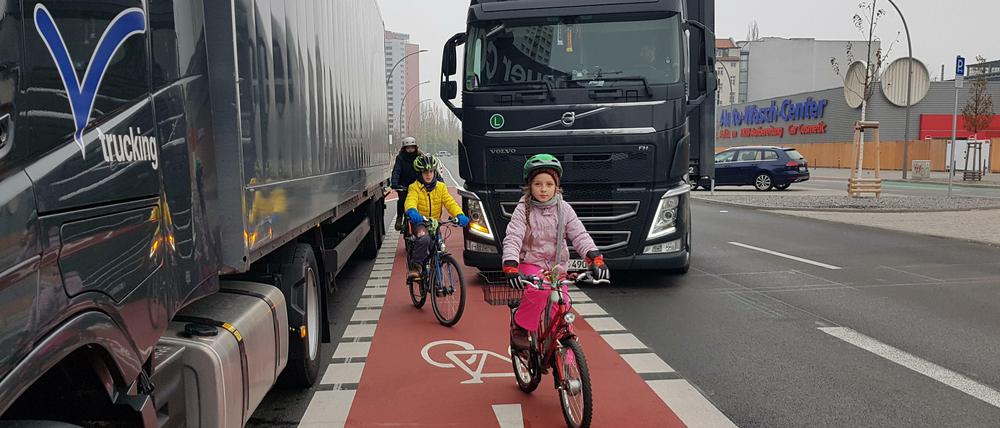 Gefährlicher Fahrradweg an der Holzmarkstraße in Mitte, Kinder zwischen Lkw.