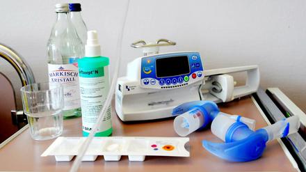 Mukoviszidose-Patienten brauchen Tabletten, Desinfektionsmittel, Sauerstoffgeräte und Absaug- oder Abpumphilfen - um den genetisch bedingt zu zähen Schleim aus der Lunge zu bekommen.