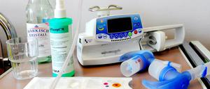 Mukoviszidose-Patienten brauchen Tabletten, Desinfektionsmittel, Sauerstoffgeräte und Absaug- oder Abpumphilfen - um den genetisch bedingt zu zähen Schleim aus der Lunge zu bekommen.