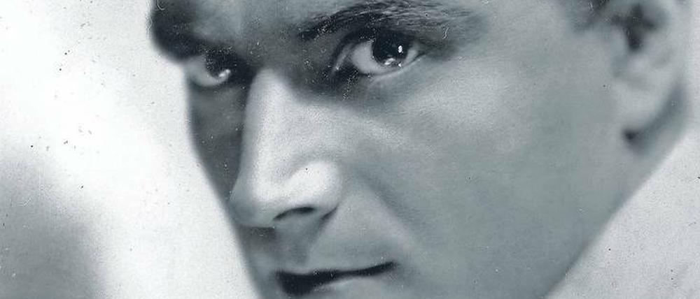 Hans Otto auf einer Porträtkarte von 1930. In diesem Jahr wurde er Mitglied im Staatstheater am Gendarmenmarkt. 