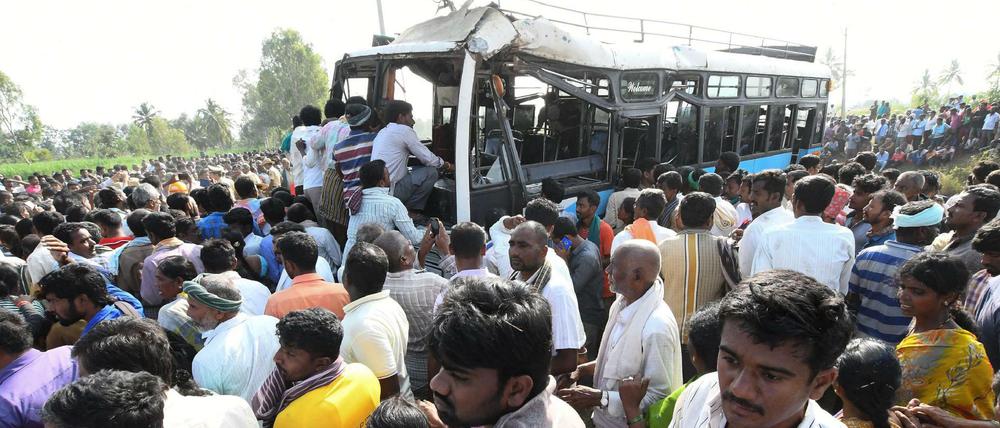 In dem verunglückten Bus befanden sich etwa 35 Menschen. Der Fahrer ist nach Augenzeugenberichten zu schnell gefahren.