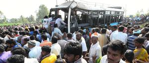 In dem verunglückten Bus befanden sich etwa 35 Menschen. Der Fahrer ist nach Augenzeugenberichten zu schnell gefahren.