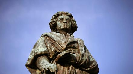 Die Beethoven-Statue auf dem Münsterplatz in Bonn. 
