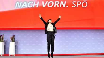 Die designierte SPÖ-Vorsitzende Pamela Rendi-Wagner reckt auf dem 44. Bundesparteitag der SPÖ ihre Arme in die Höhe.