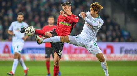 Kung-Fu-Ball. Freiburgs Janik Haberer (l.) und Yuya Osako im Zweikampf.