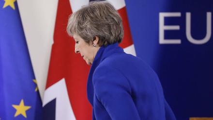 Premierministerin Theresa May verlässt eine Pressekonferenz in Brüssel.