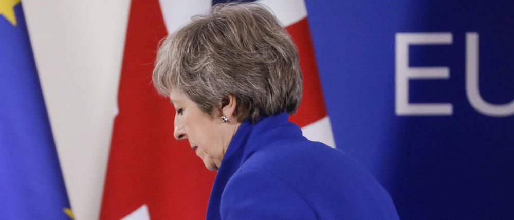 Premierministerin Theresa May verlässt eine Pressekonferenz in Brüssel.