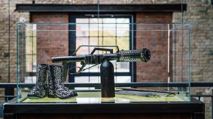 Im Rammstein-Shop können Bühnenaccessoires wie der Feuerwerfer von einer früheren Tour bestaunt werden.