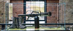 Im Rammstein-Shop können Bühnenaccessoires wie der Feuerwerfer von einer früheren Tour bestaunt werden.
