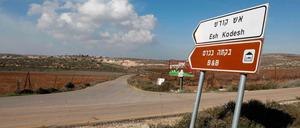 Ein Straßenschild verweist auf ein Airbnb-Apartment, nahe der jüdischen Siedlung Shilo.