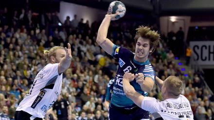 Däne gegen Däne. Jacob Tandrup Holm (M.) und seine Berliner Kollegen lagen gegen Aalborg schon 7:13 zurück, drehten das Spiel am Ende aber noch.