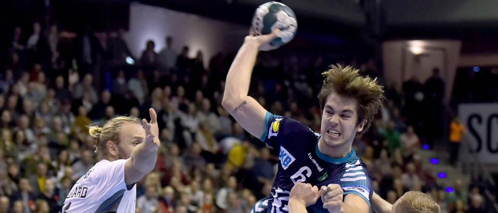 Däne gegen Däne. Jacob Tandrup Holm (M.) und seine Berliner Kollegen lagen gegen Aalborg schon 7:13 zurück, drehten das Spiel am Ende aber noch.