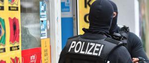 Vermummte Einsatzkräfte im September 2018 vor einem Kiosk in Neukölln.