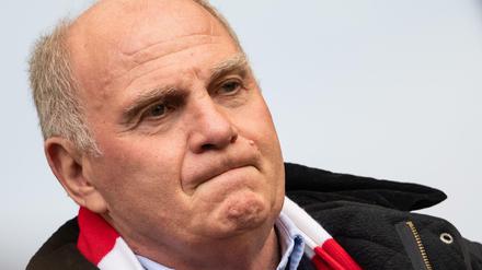 Uli Hoeneß, Präsident des FC Bayern, hat derzeit keinen Grund zur Freude. 