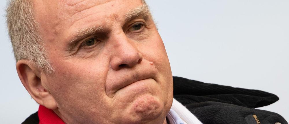 Uli Hoeneß, Präsident des FC Bayern, hat derzeit keinen Grund zur Freude.