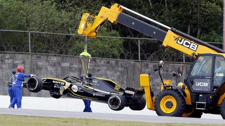 Hoch damit. Schon beim Training zum Grand Prix in Sao Paulo musste Nico Hülkenbergs Renault abgeschleppt werden.
