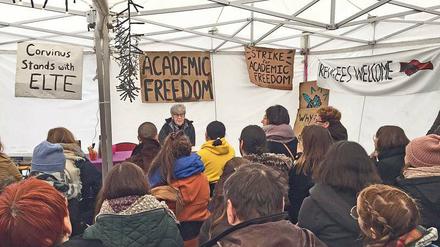 Vorlesung der amerikanischen Historikerin Joan Scott in einem Zelt vor dem Parlament in Budapest.