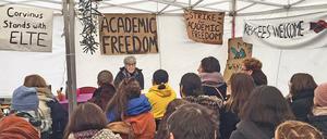 Vorlesung der amerikanischen Historikerin Joan Scott in einem Zelt vor dem Parlament in Budapest.