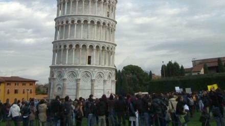 Protestierende Studenten vor dem schiefen Turm von Pisa, 2010.