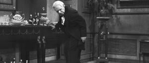Freddie Frinton spielt den Diener James in dem beliebten TV-Sketch.